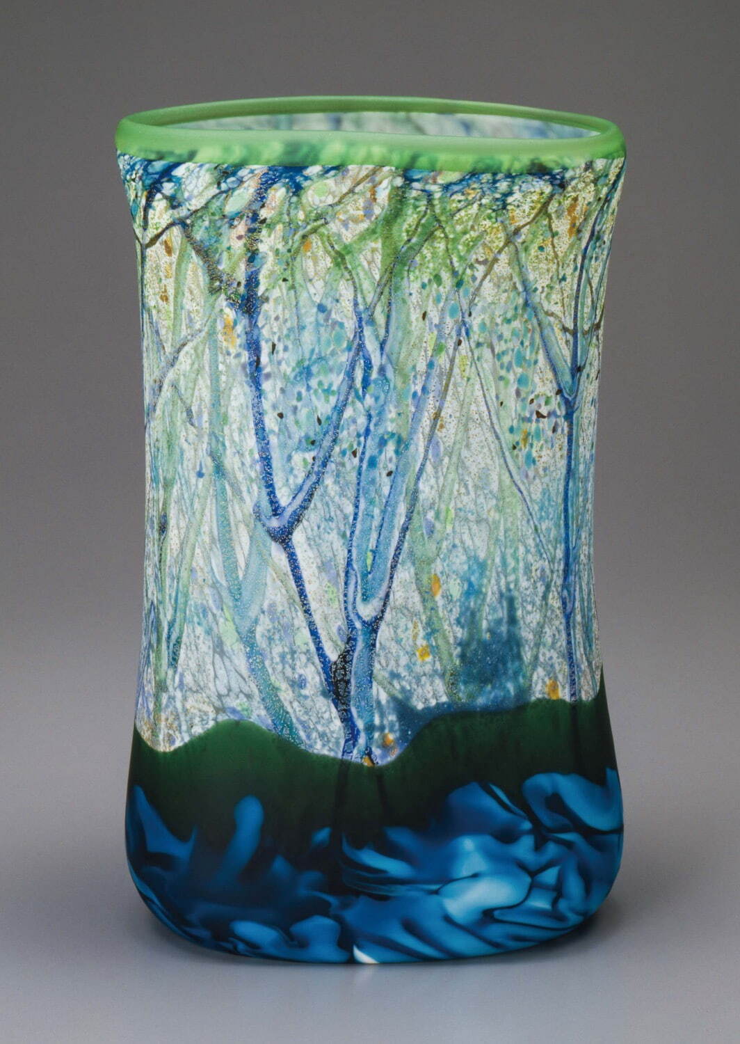 ガラス作家・石井康治の回顧展が青森県立美術館で、青森の自然を繊細