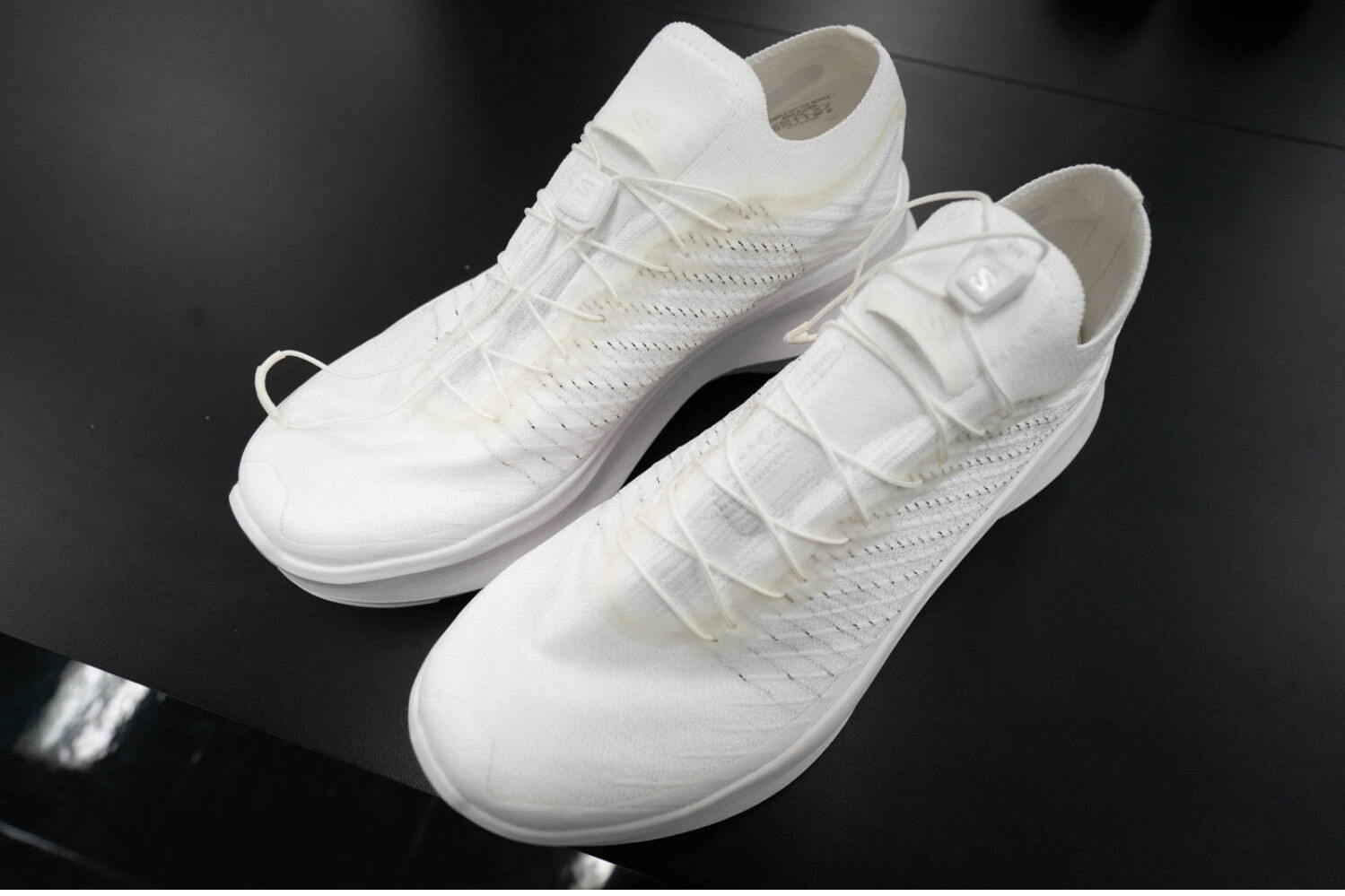 コム デ ギャルソン×サロモンのコラボシューズ、ワンカラーで統一した