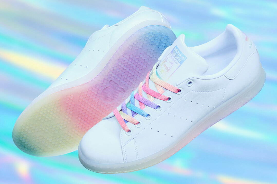 アディダス オリジナルス“虹色”ソール＆シューレースのスニーカー