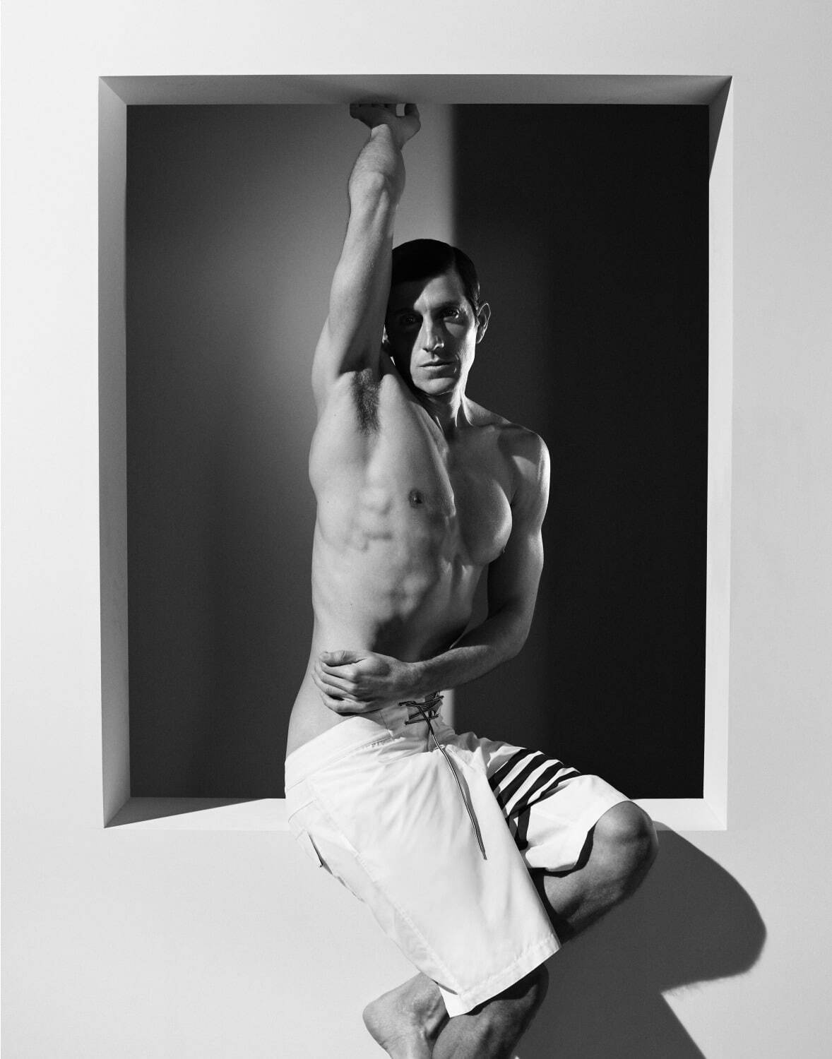 トム ブラウン新作スイムウェア“4BARストライプ”のボードショーツ