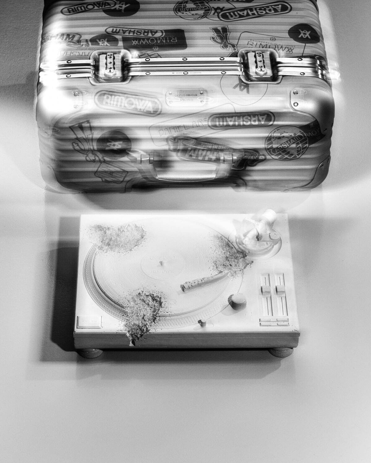 リモワ×ダニエル・アーシャムの限定スーツケース、ターンテーブルの