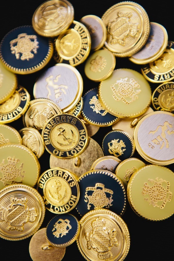 バーバリー「ヘリテージ トレンチコート」のボタンをカスタマイズ