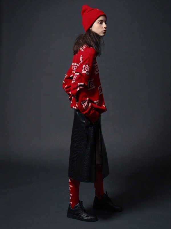 ワイズ ピンク「目出し帽」モチーフのロングTシャツ＆ソックス、テン