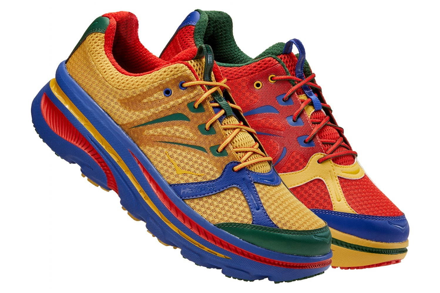 エンジニアド ガーメンツ×ホカ オネオネのスニーカー、左右で色の