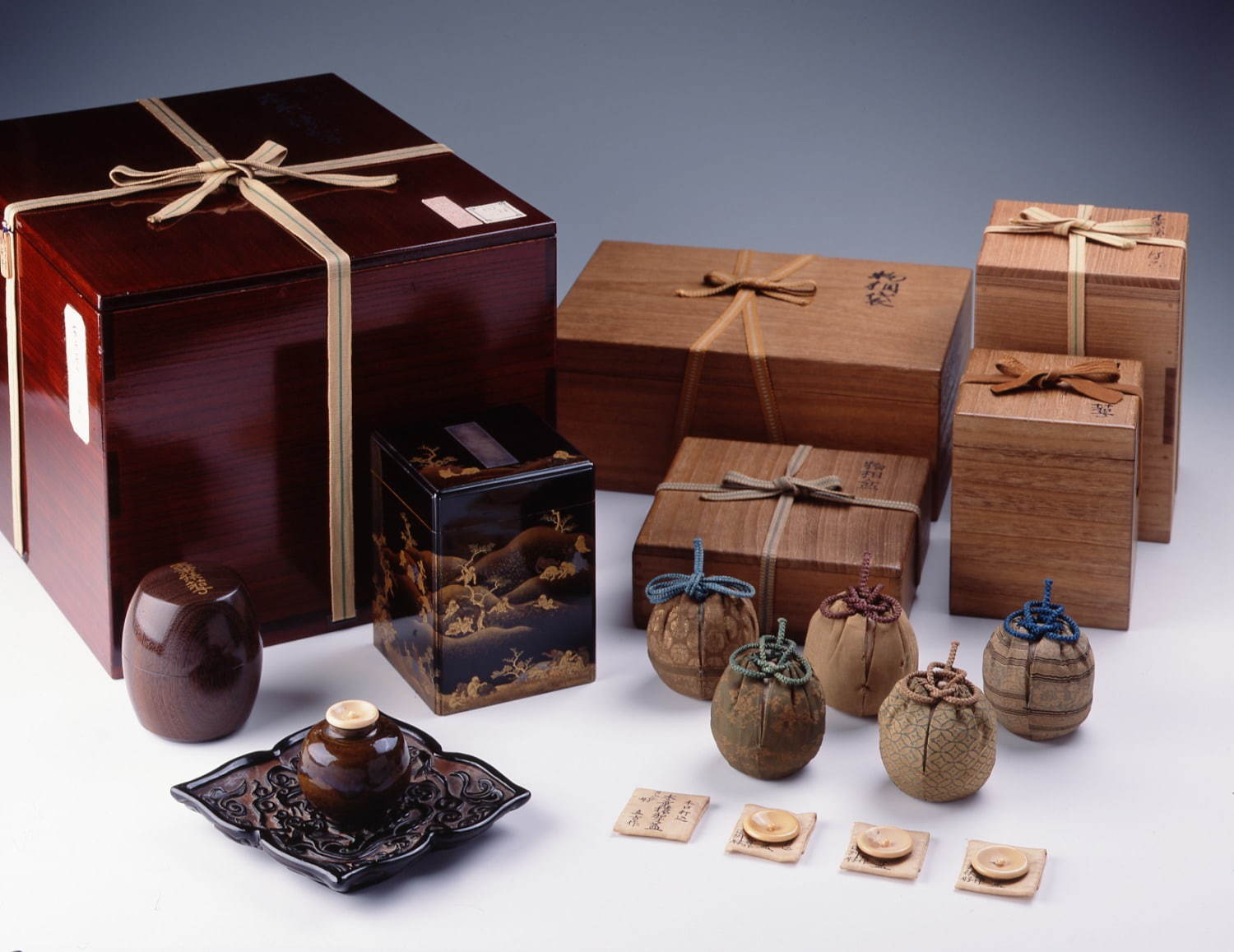 静嘉堂文庫美術館「名物裂と古渡り更紗」展、「曜変天目」を包む絹織物