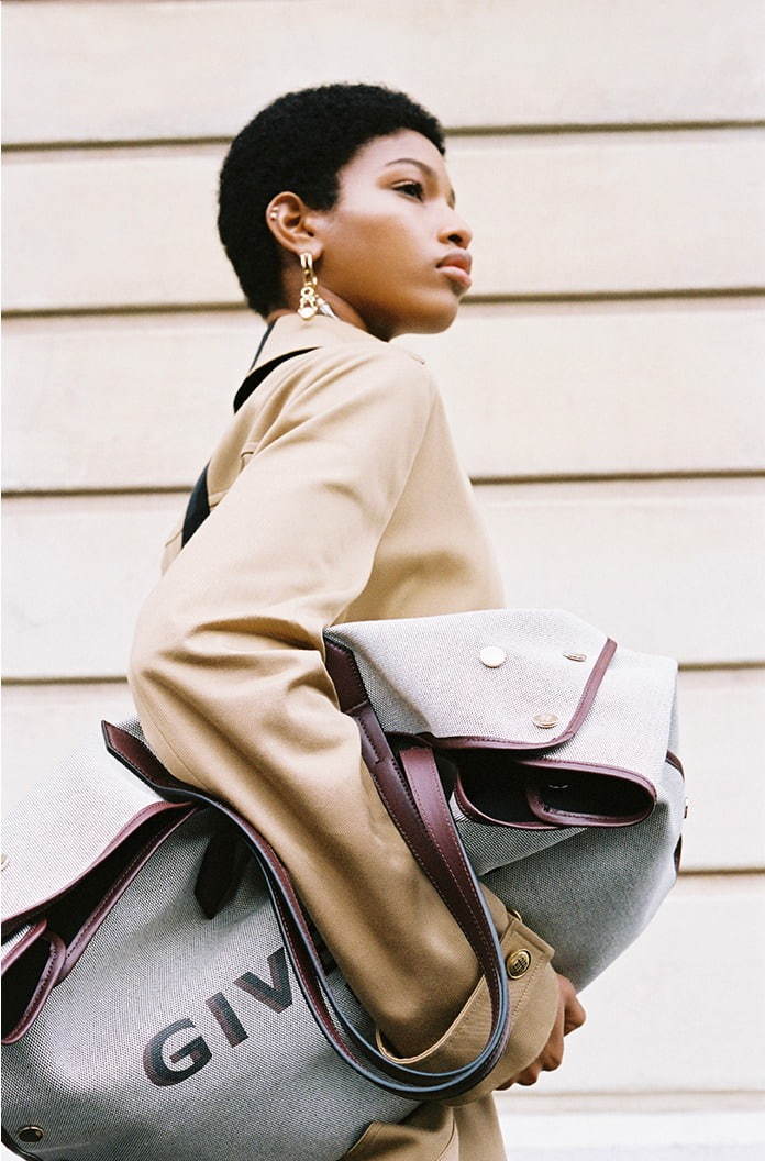 ジバンシィの新シグニチャーバッグ「ボンド」スタッズボタンを配した