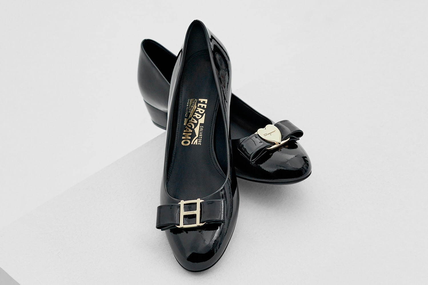 サルヴァトーレ フェラガモ「ヴァラ」シューズをカスタマイズ、リボン