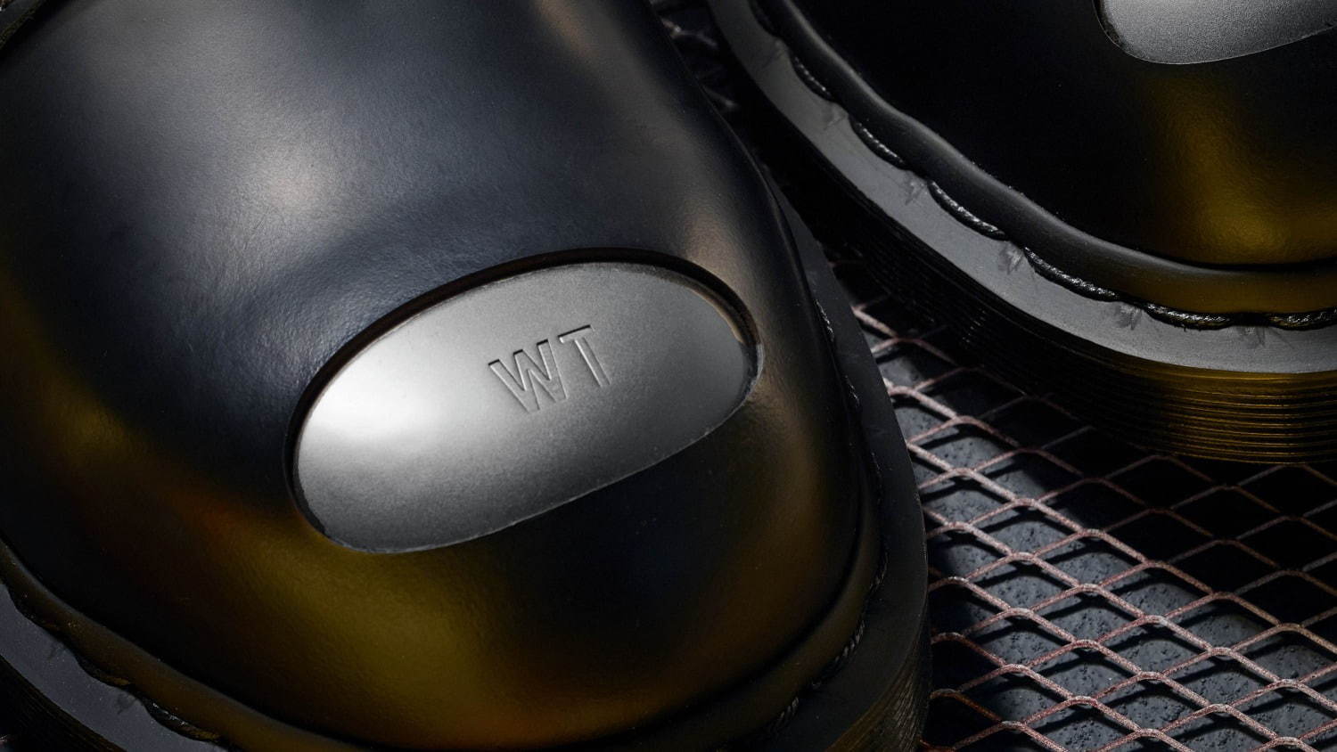 ドクターマーチン×ダブルタップス「1460」ブーツ、バックルストラップ