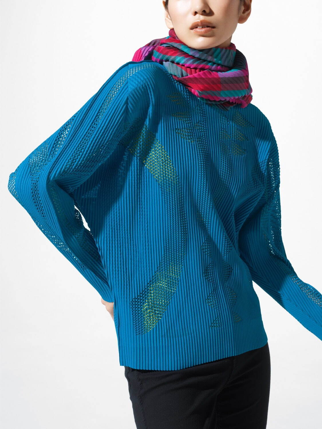 ミー イッセイ ミヤケから“色と柄を楽しむ”新作プリーツトップス