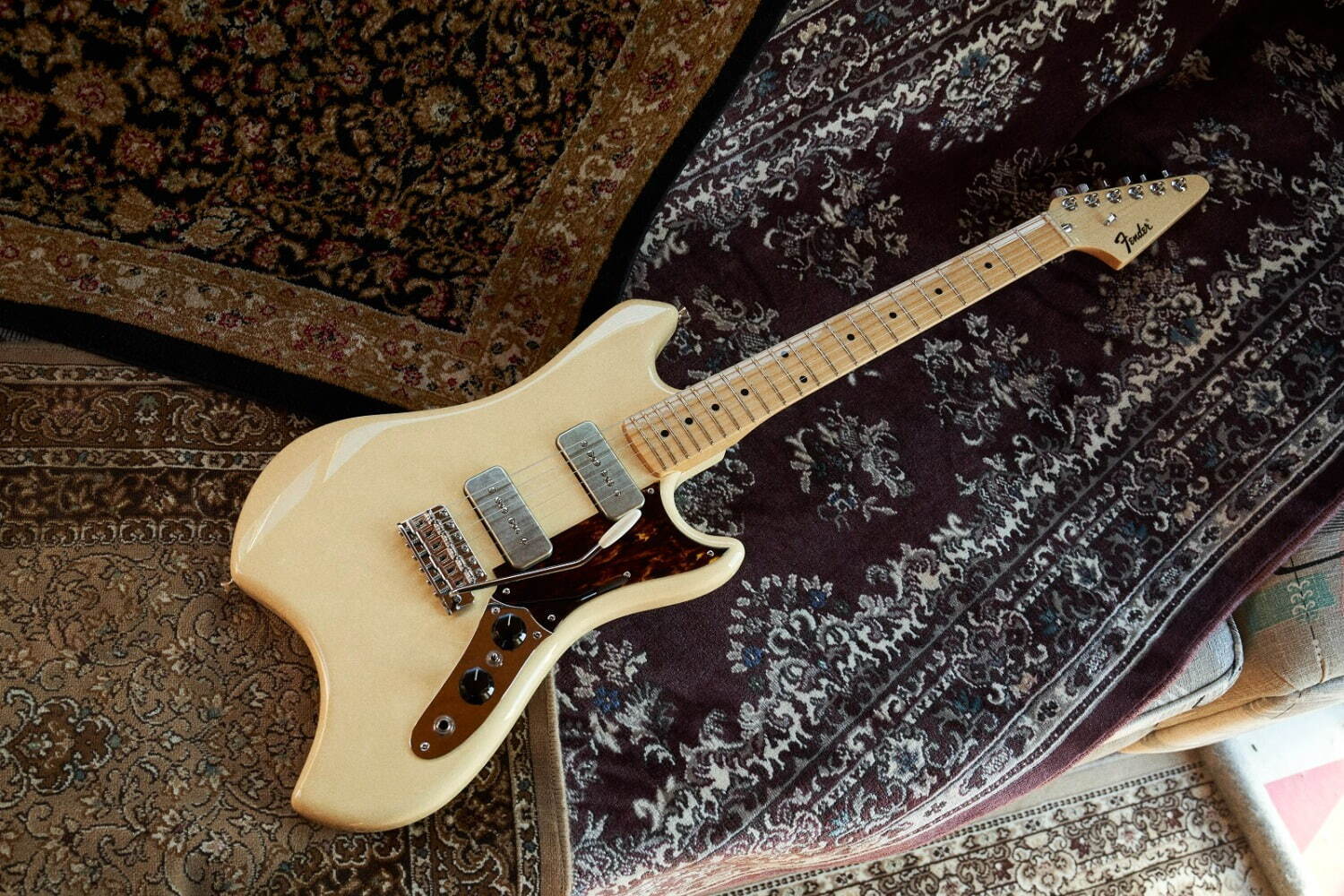 King Gnu常田大希・新井和輝「フェンダー」カスタムモデル、“2人の理想