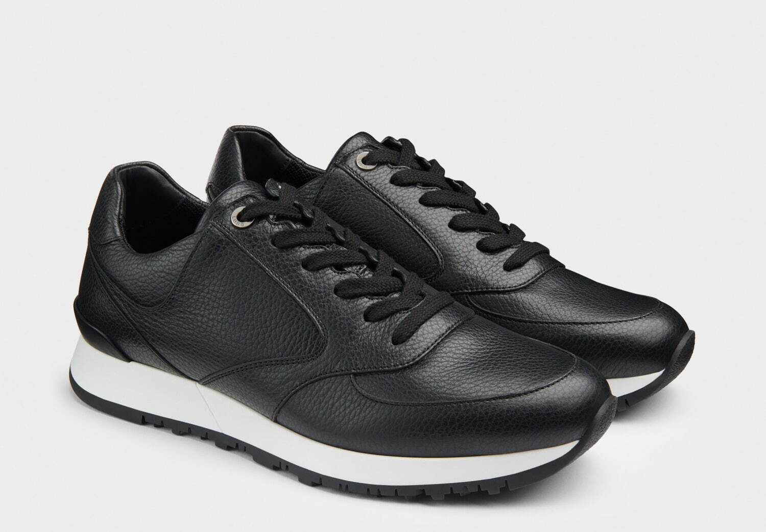 ジョンロブ新作スニーカー「ファウンドリー」上質グレインレザーを
