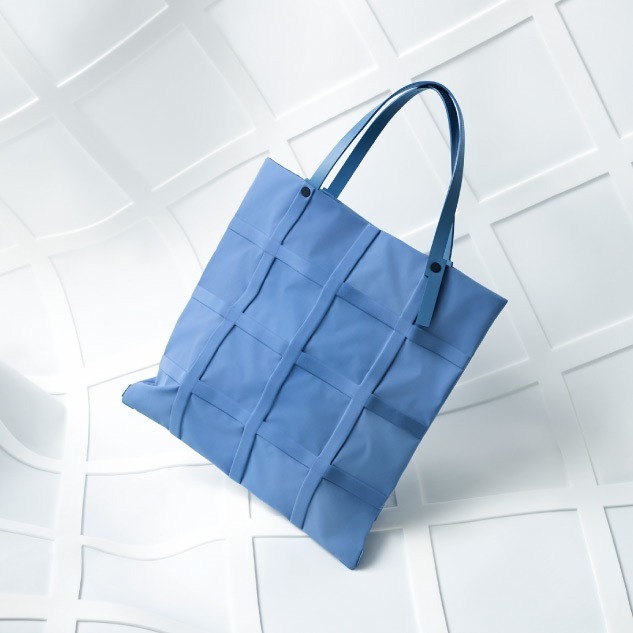 グッド グッズ イッセイ ミヤケの新作バッグ「グリッド」形状記憶