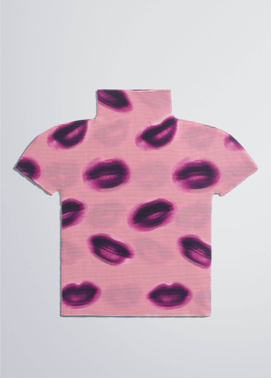 ミー イッセイ ミヤケ新作、“くちびる”柄プリーツトップ＆赤やピンクの