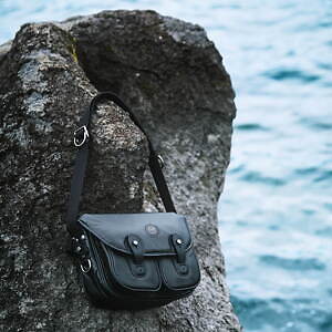 ハンティング・ワールドとデサントによる高機能ショルダーバッグ