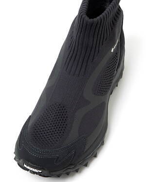 ミズノ×ノンネイティブの“オールブラック”スニーカー、ゴアテックス