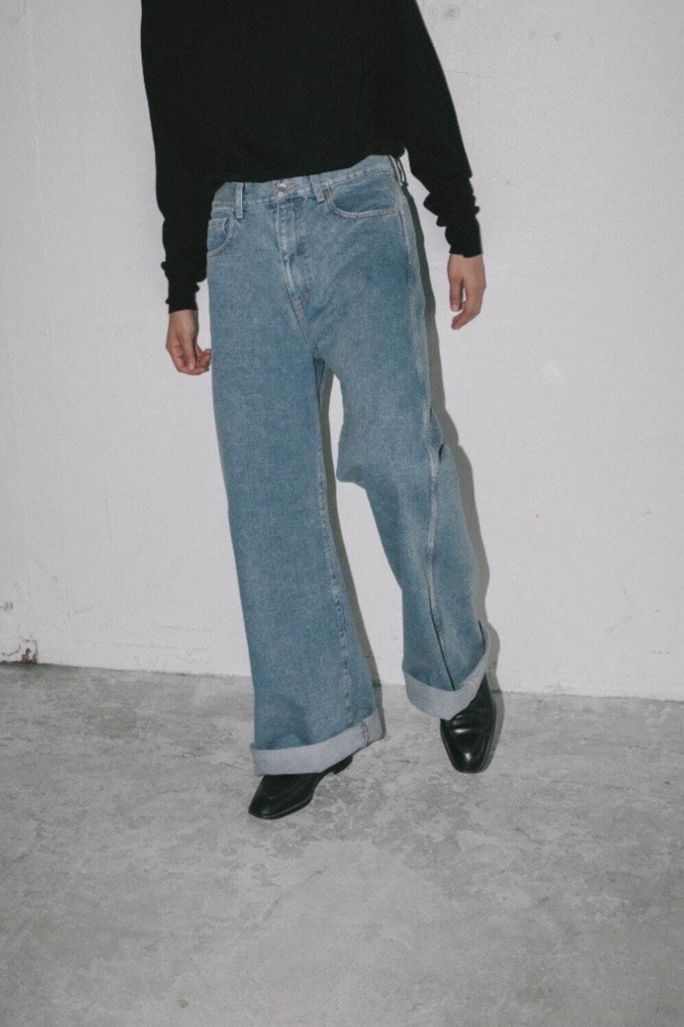 パンのレショップ限定ロールアップデニム、“淡いアイスウォッシュ”の