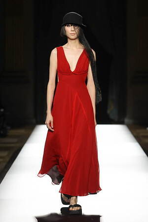 ヨウジヤマモト コレクションズ25年春夏ウィメンズ、赤シルクのロング