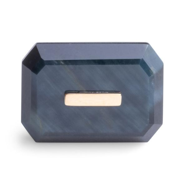 ヒロタカ“南国の鳥”着想の天然石ピアス、大胆スクエアカットのブラック