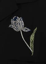 ワイルドサイド ヨウジヤマモト“花刺繍”の半袖シャツ、色味を抑えた椿