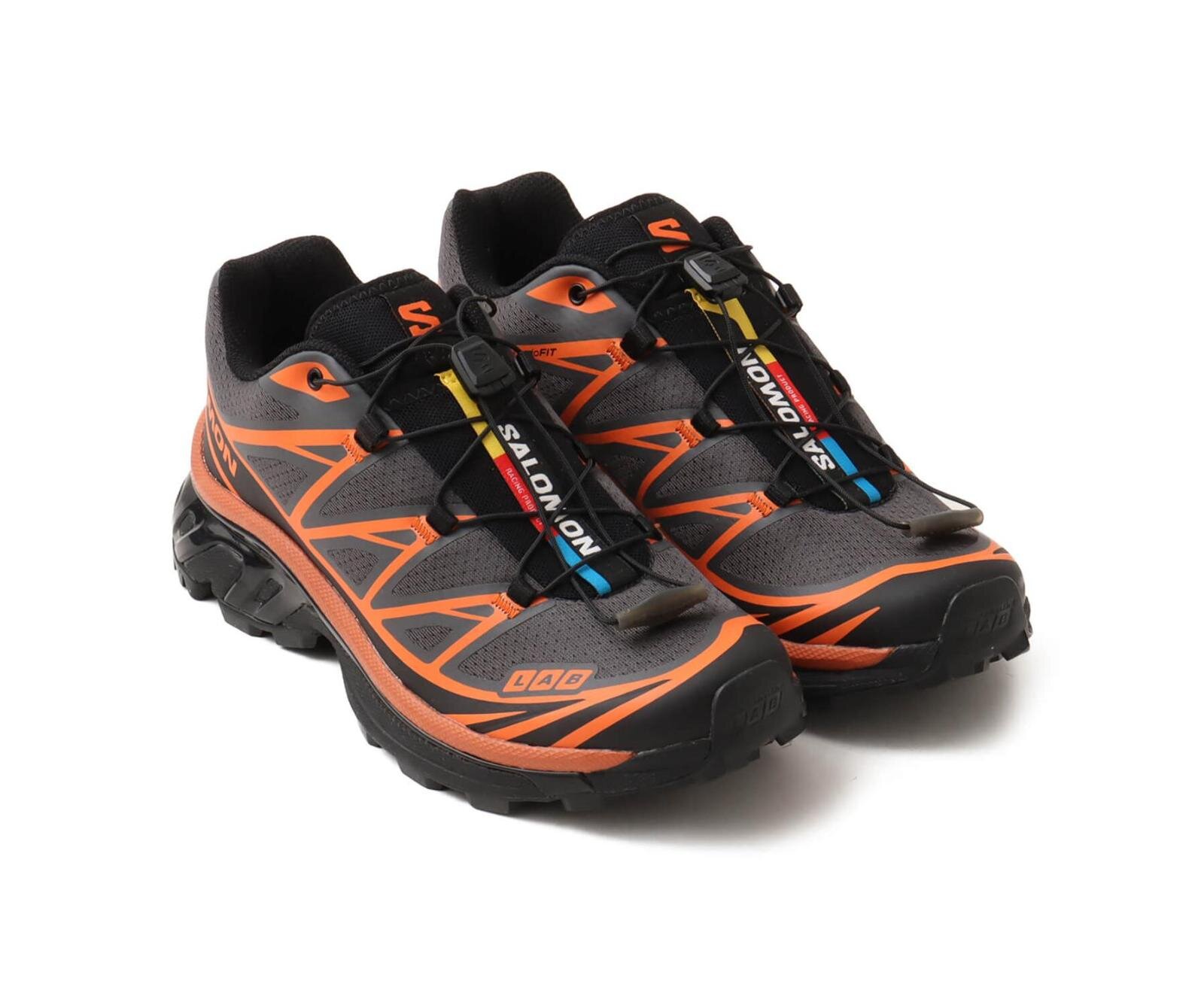 サロモン“鶴＆鯉”モチーフスニーカー「XT-6」華やかレッド×ホワイトと