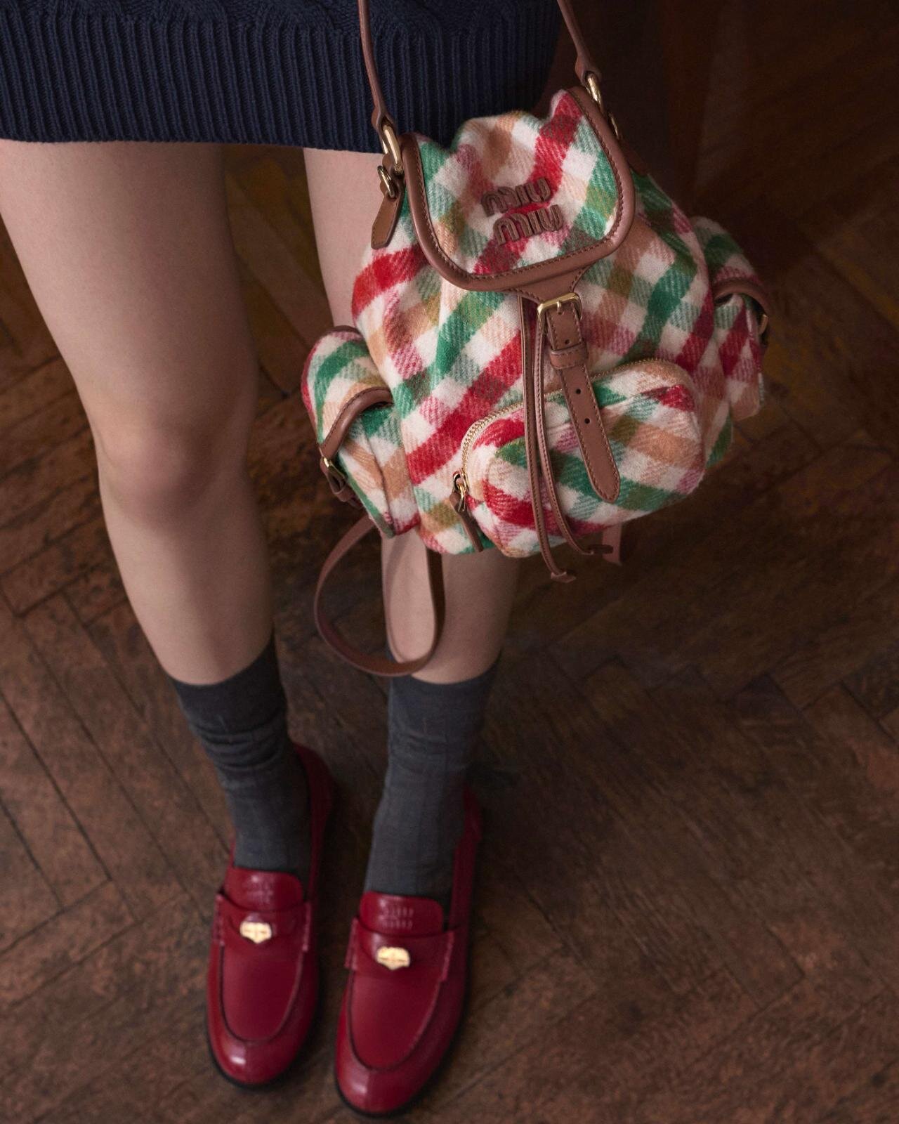 ミュウミュウの秋冬バッグ、“タータンチェック”柄バックパックや幅広