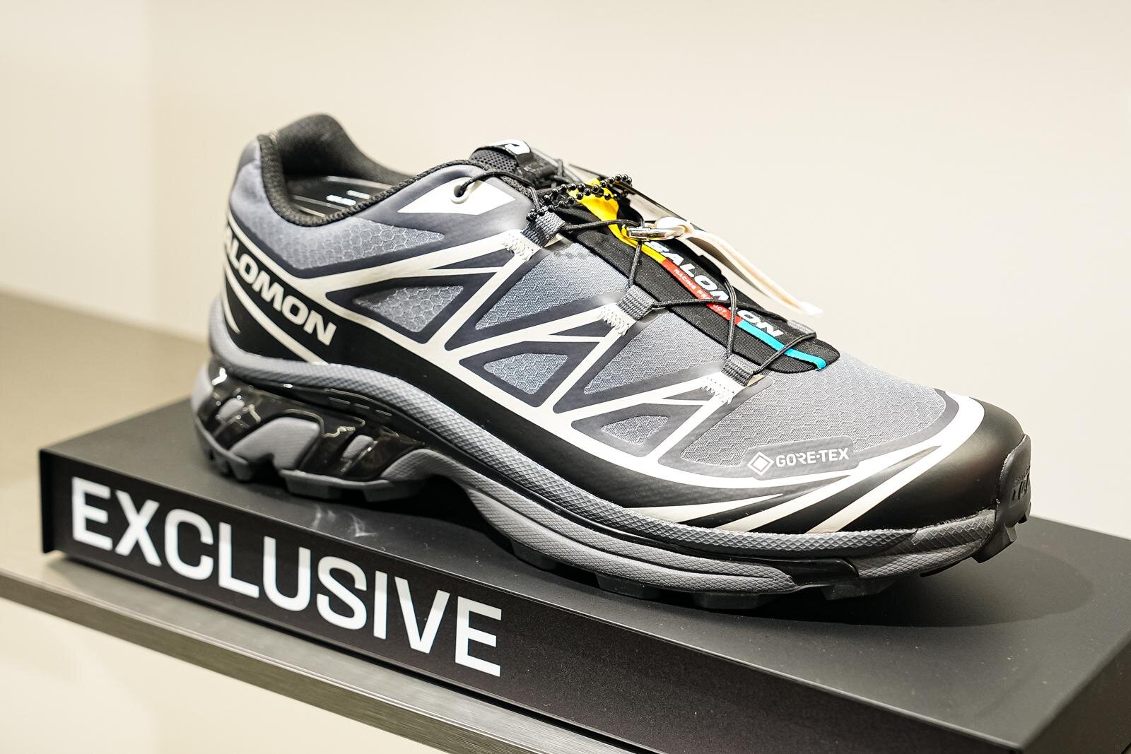 サロモンのニュウマン高輪限定「XT-6 ゴアテックス」グレースニーカー