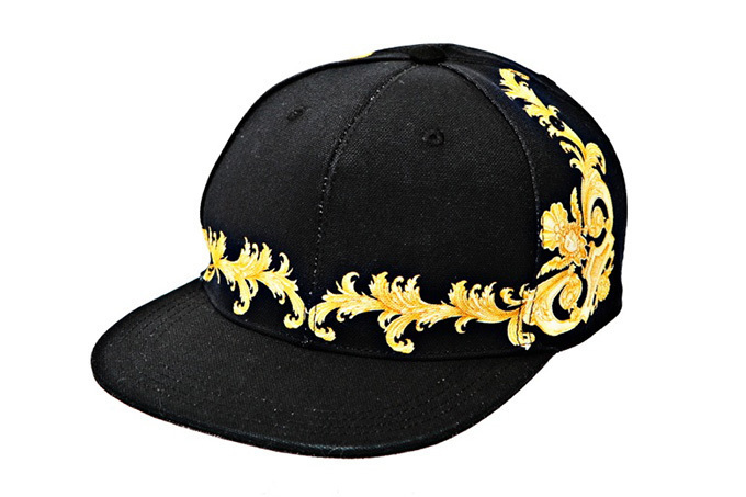 ヴェルサーチから初のベースボールキャップ登場！ブランドのエッセンス