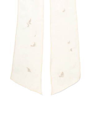 マメ クロゴウチ“花柄刺繍”のシルクスカーフ、青山の直営店限定で