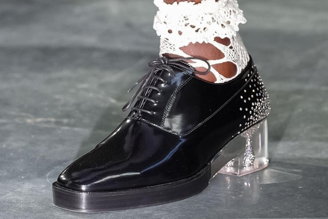 マノロ ブラニクの名品「メリージェーン」フラットシューズにベージュ