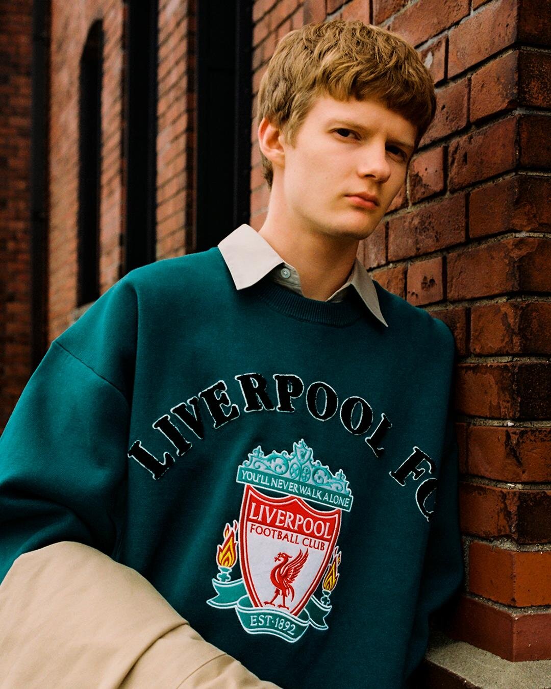 リバプール FC限定アイテムが東京・表参道で、チームロゴ入りニットや