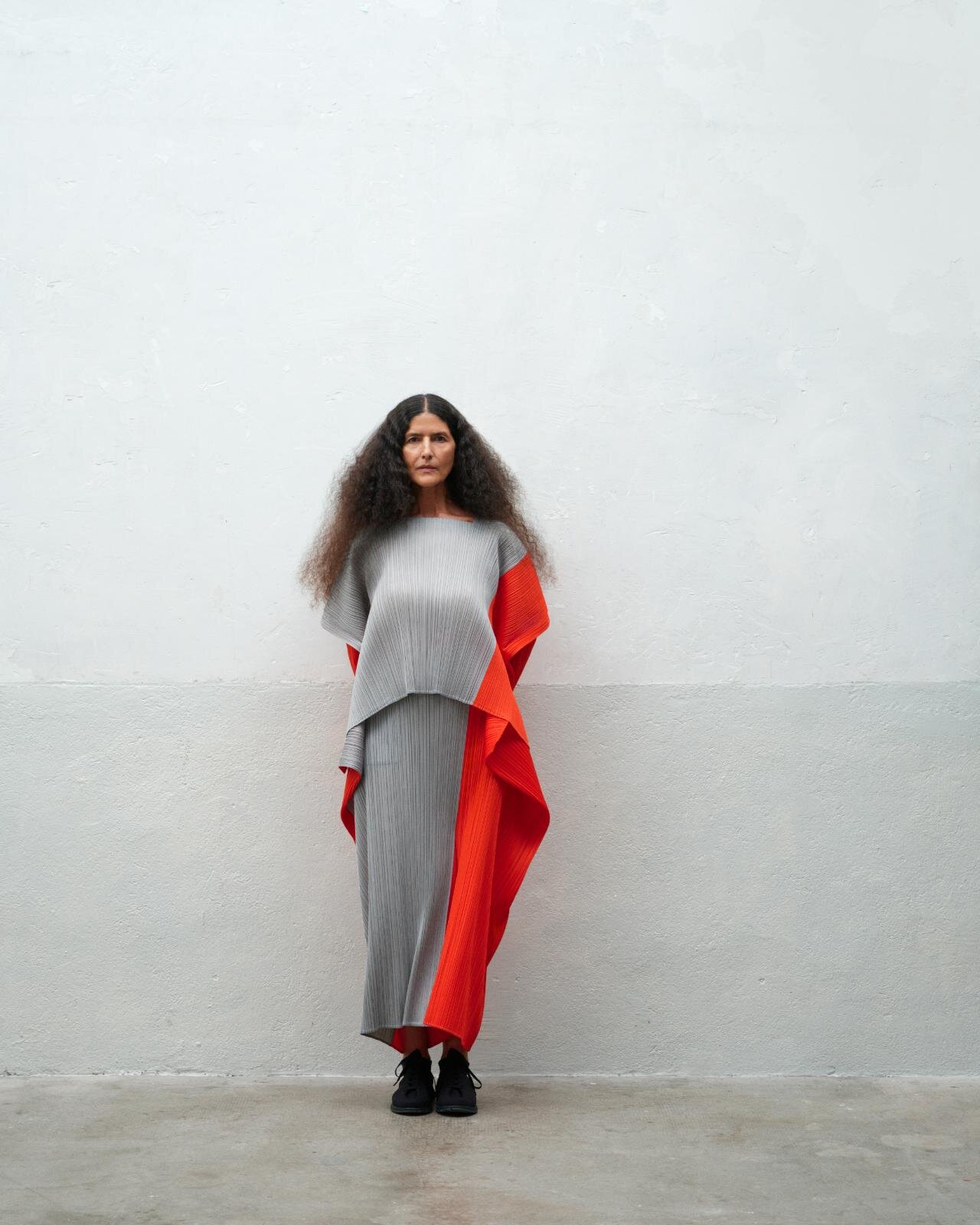 プリーツ プリーズ イッセイ ミヤケ”街中の風景”着想ウェア、時間の