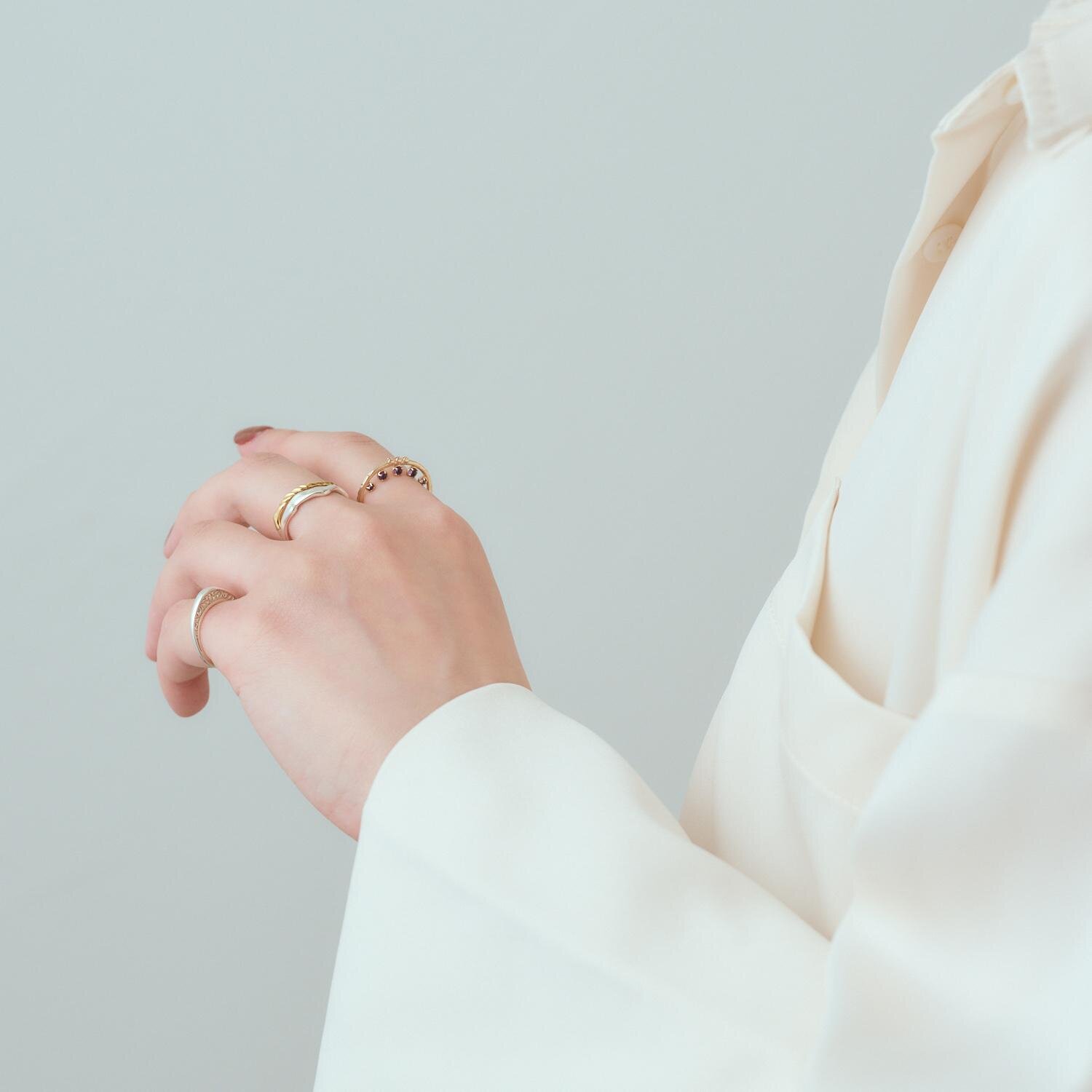 アガット“重ね着け”が楽しい新作リング、側面に見える透かし模様や澄ん