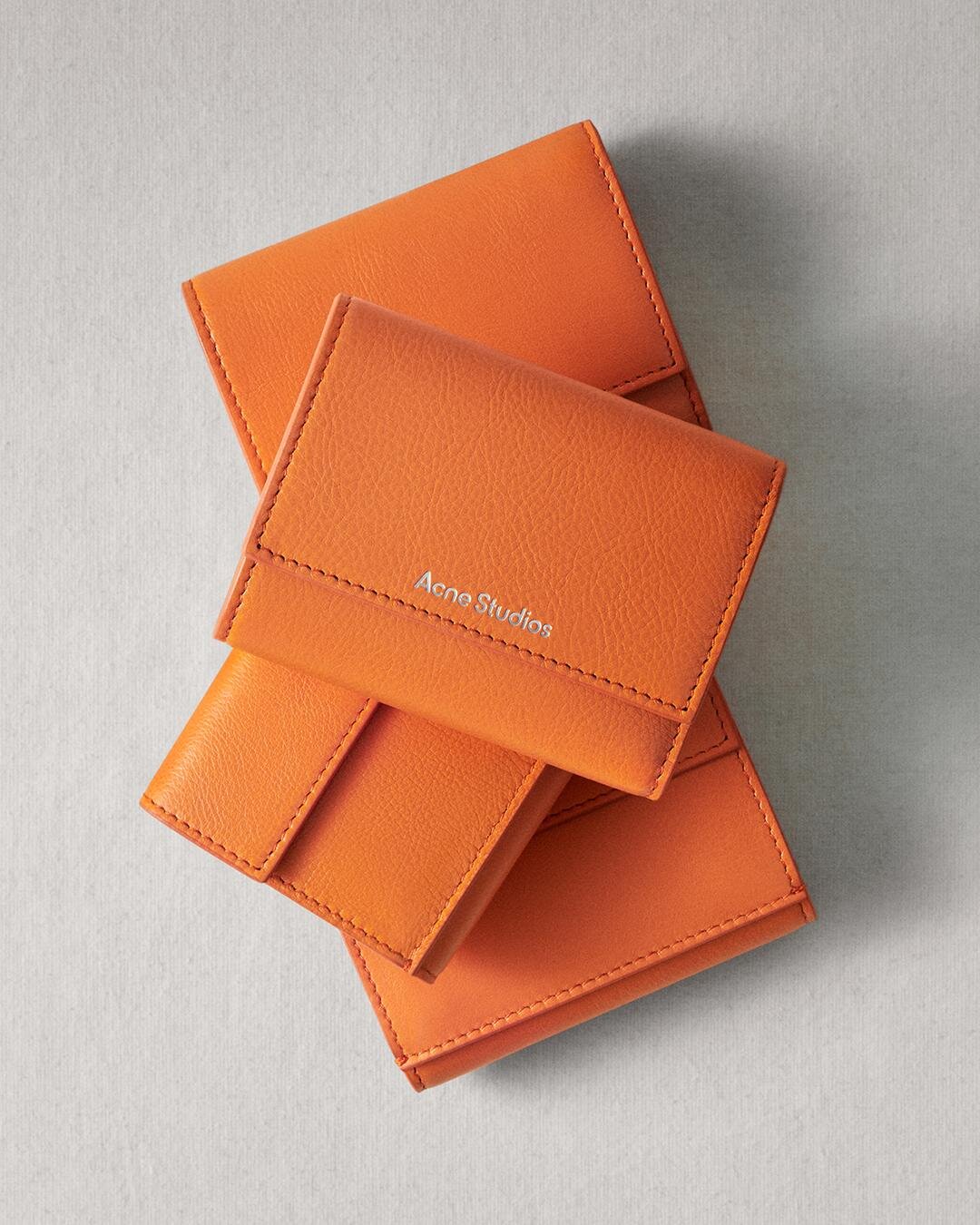 アクネ ストゥディオズ“レトロな花柄”の3つ折り財布、オレンジor
