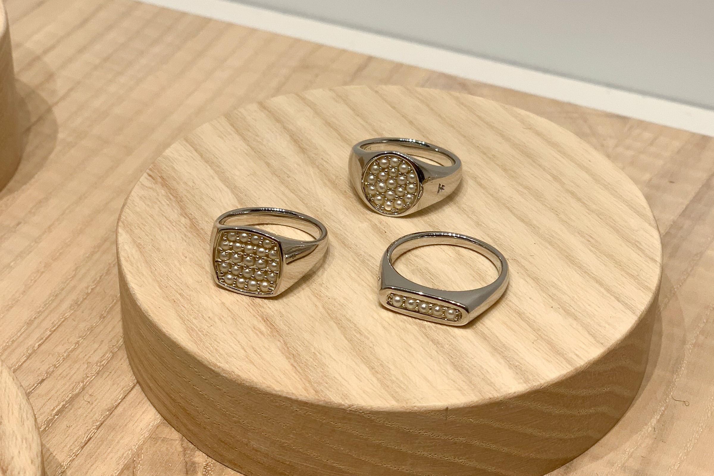 トムウッド」から真珠のリングとピアスが初登場