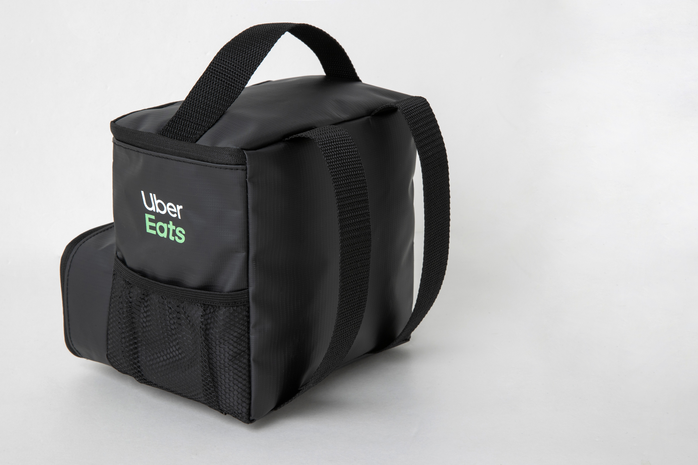 ウーバーイーツの配達用バッグを再現したミニポーチが登場、ブランド