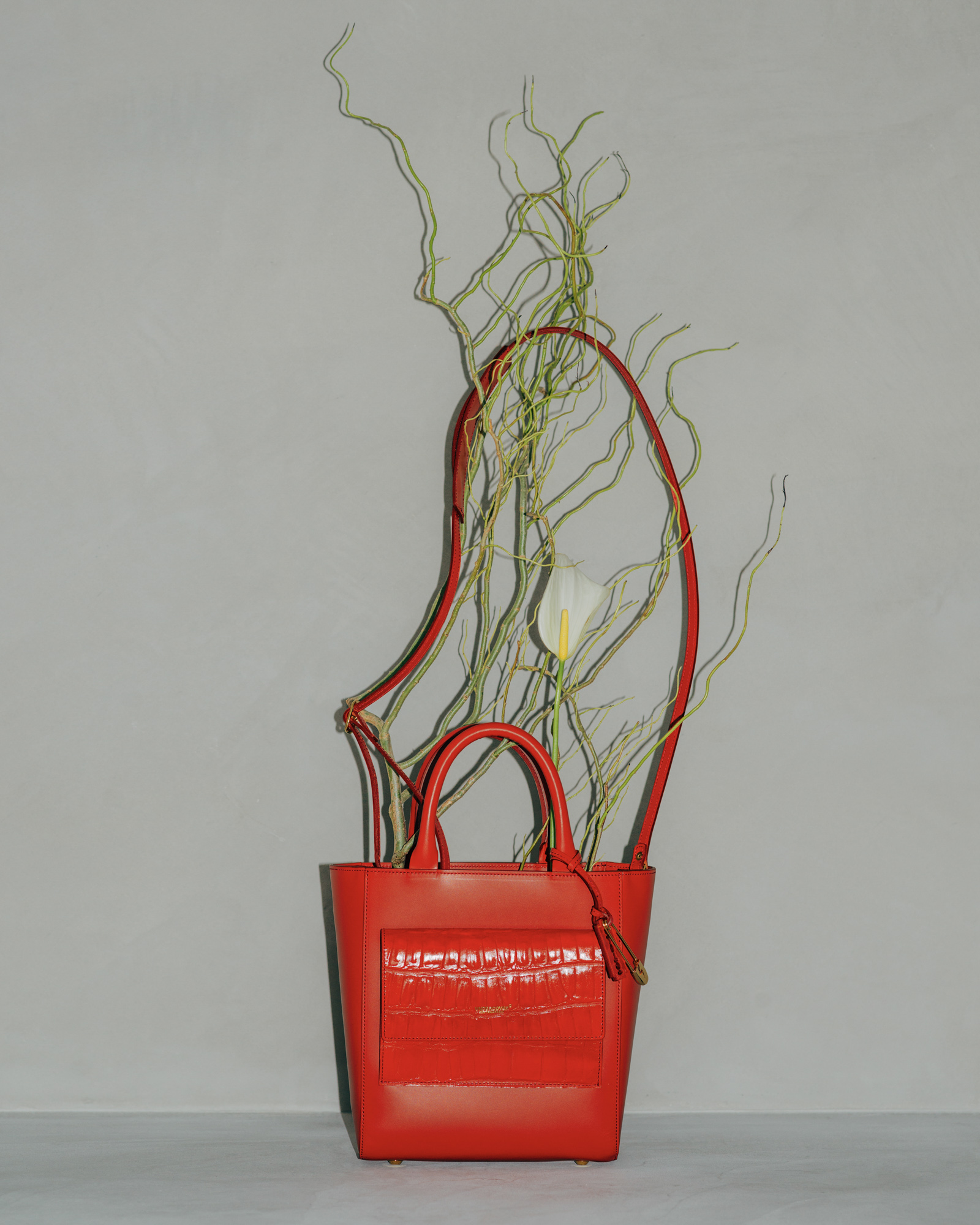 アンダーカバーの定番ミニトートバッグから新色が登場 シリーズ初の