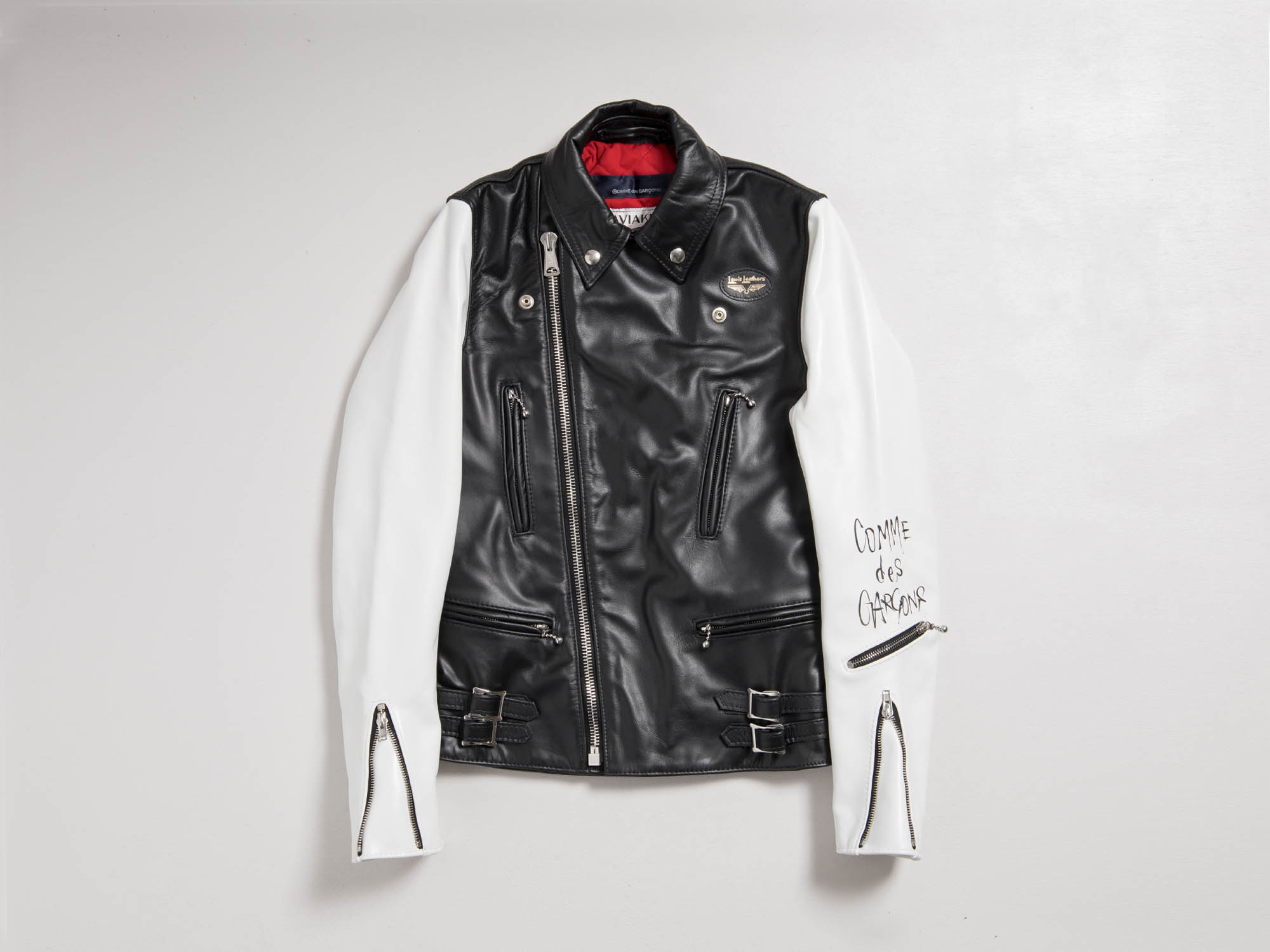 コム デ ギャルソン×ルイスレザーズの新作が発売、袖に白のホース