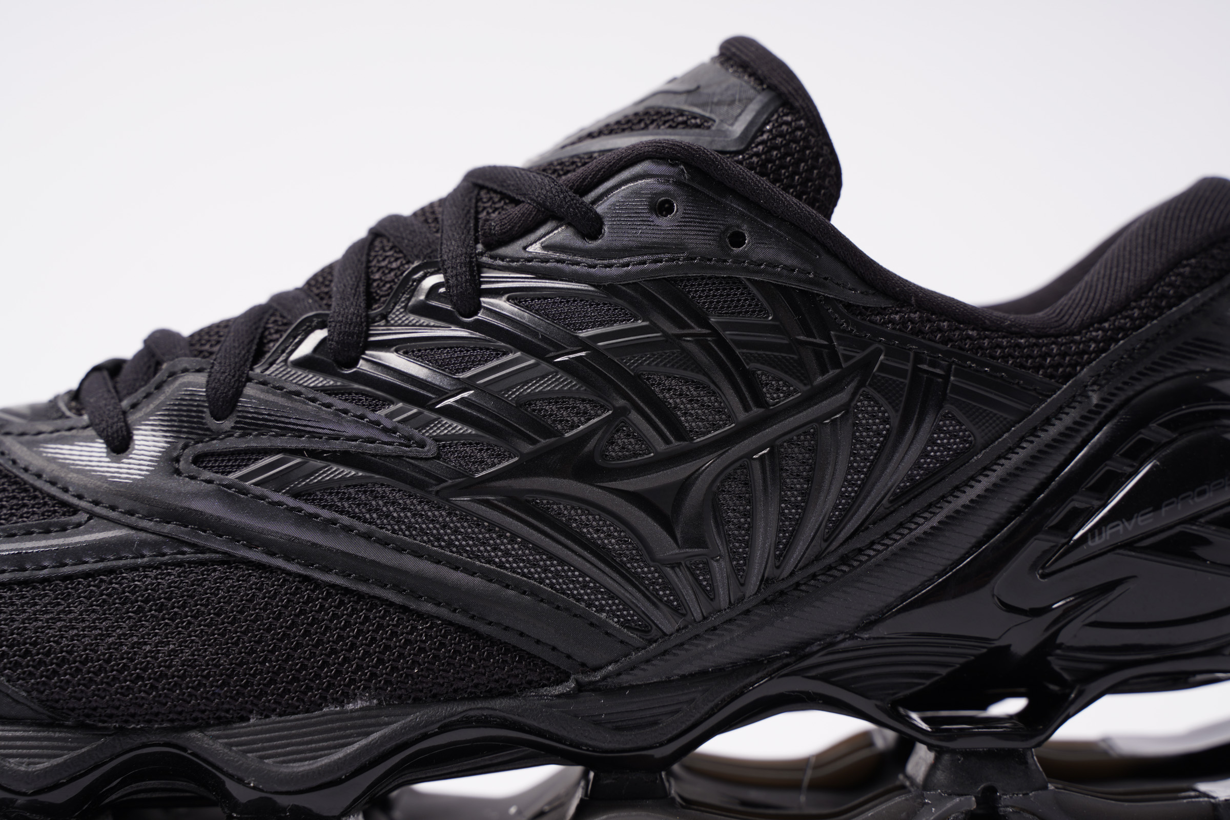 ミズノ」即完売モデルのオールブラックシューズが再販 数量限定で展開