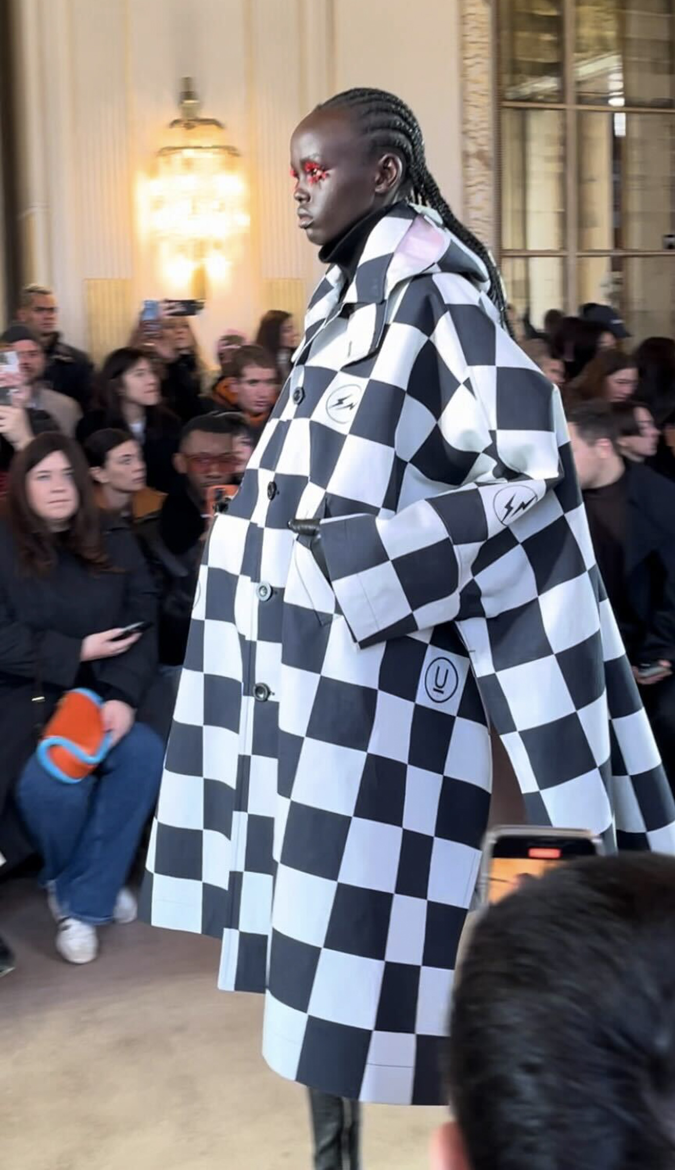 アンダーカバーが「フラグメント」とコラボ、コートなどがパリコレで初披露