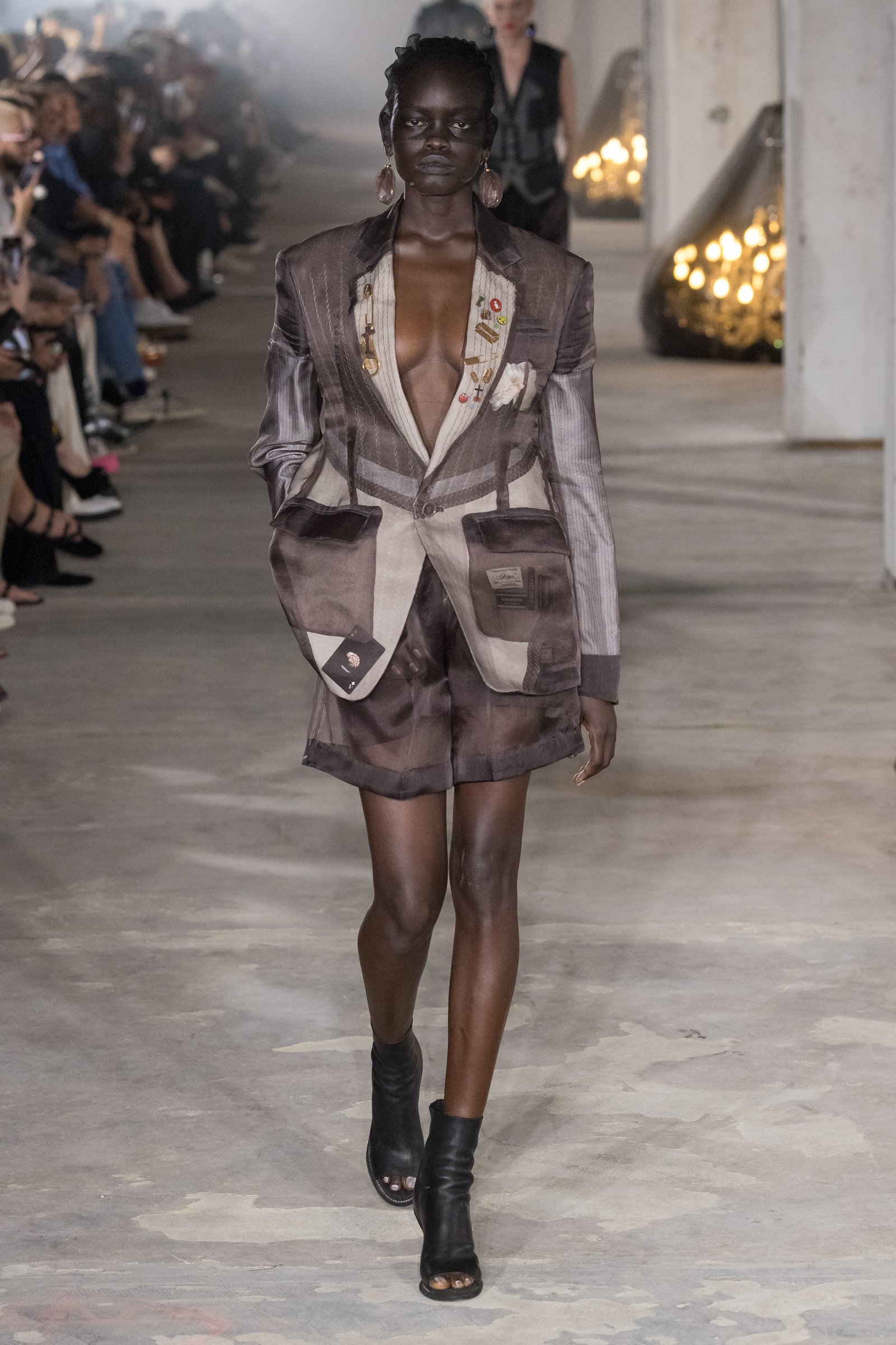 霧が立ち込め、薔薇が咲き、蝶が舞った「アンダーカバー」2024年春夏