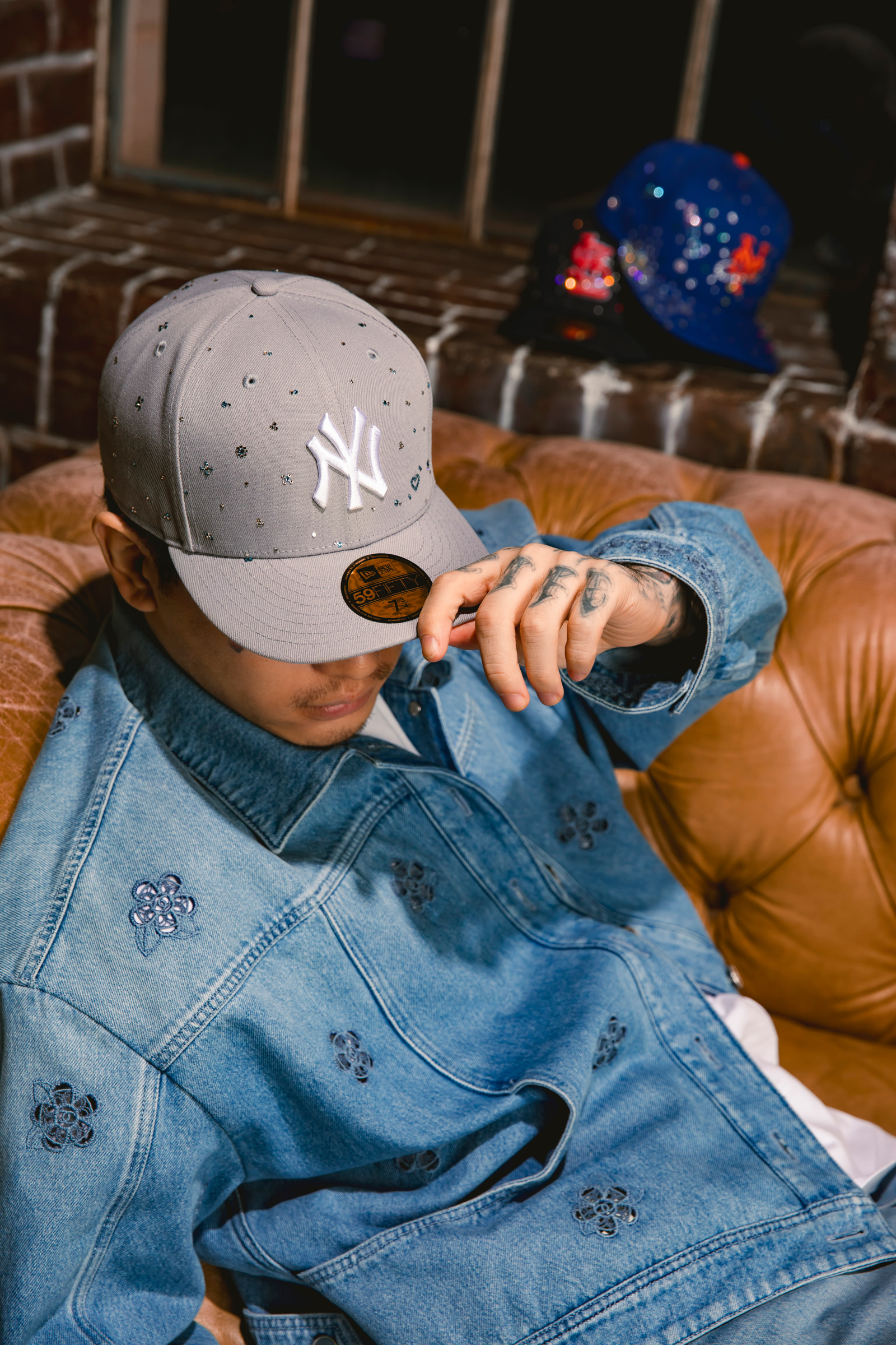 アメリカ発「クチュール」、スワロフスキーを散りばめたベースボール