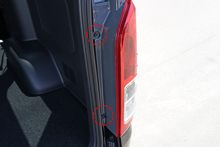 ハイエースのテールランプ交換方法を解説します。リアビューをカッコ