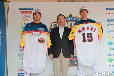 月形町と遠別町が応援大使の大谷投手と増井投手、榎下投手を激励