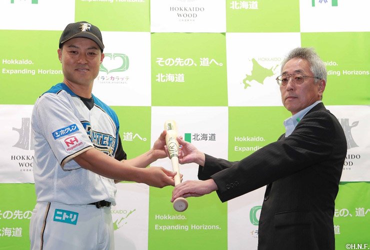 田中賢選手に北海道産ダケカンバ製バットを贈呈 | 北海道日本ハム