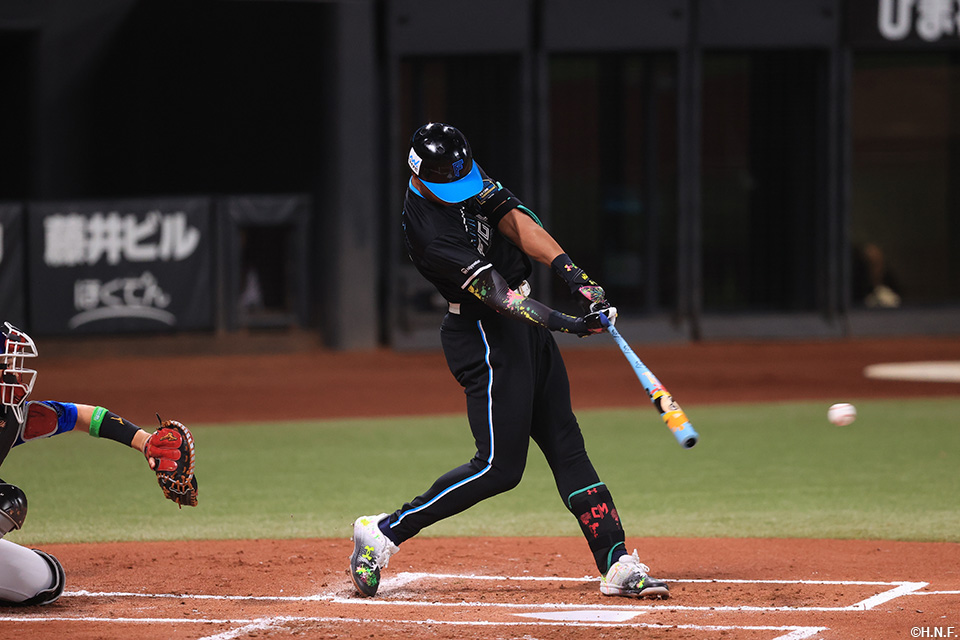 オールスターで山﨑投手、万波選手が実際に使用したアイテムを展示