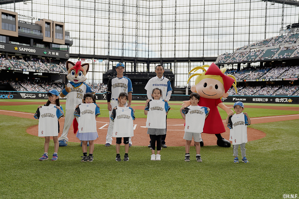 全道の公立小学校1年生にポッカサッポロ×ファイターズTシャツを