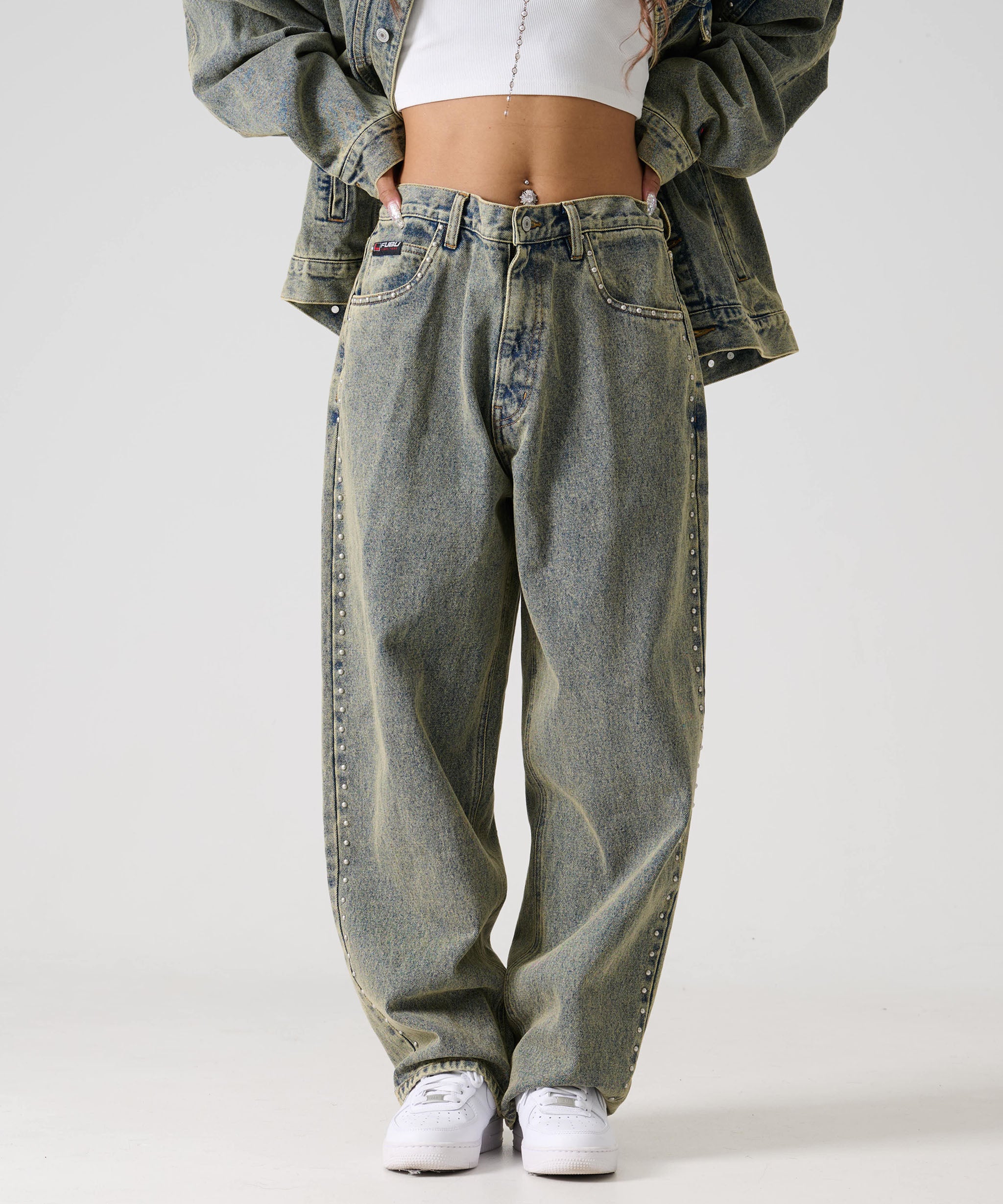 FUBU フブ ロゴ スタッズ デニム パンツ。FUBUはアメリカの代表的な