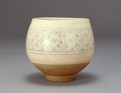 白地刻花七宝文鉢 | 磁州窯系 | 収蔵品詳細 | 作品を知る | 東京富士