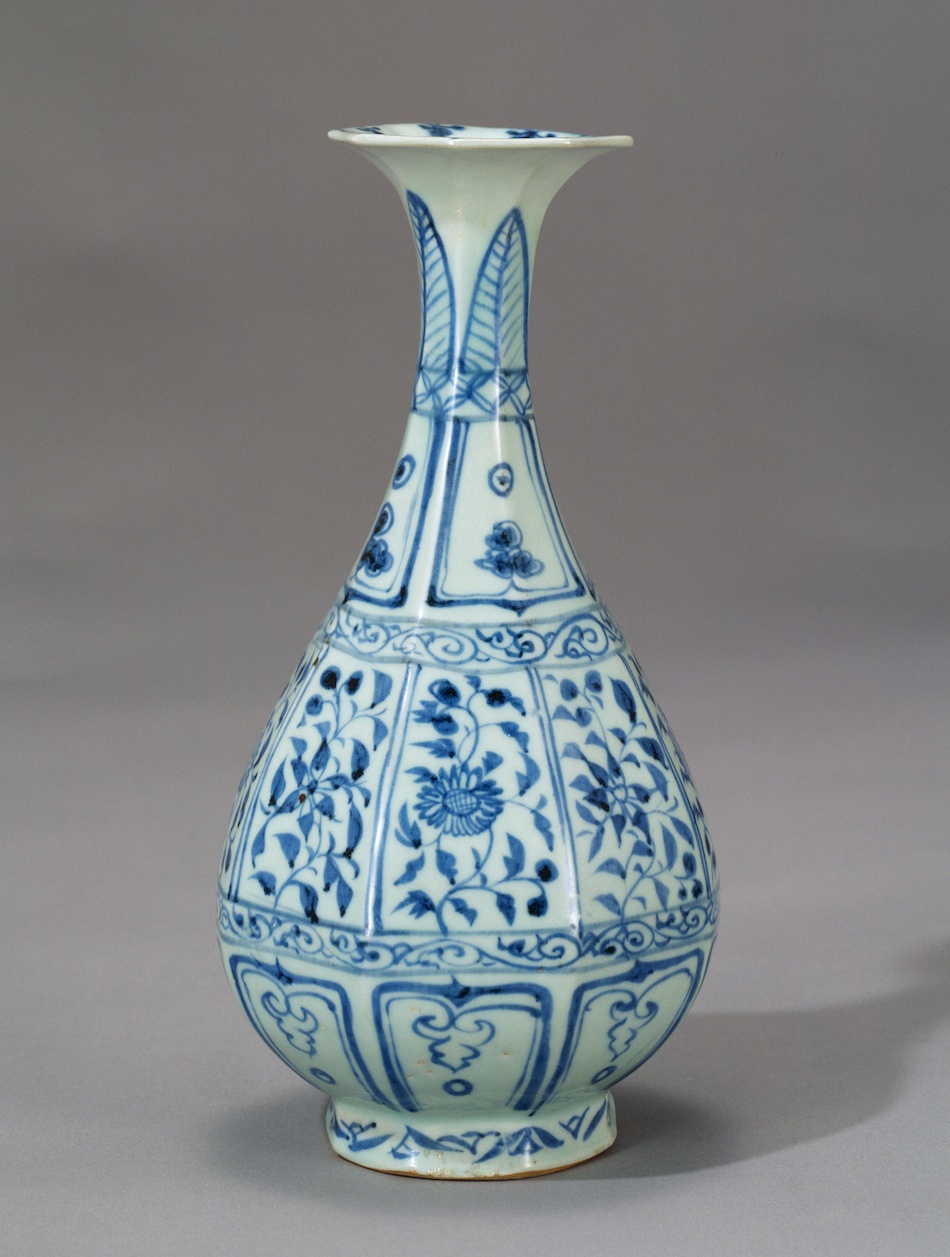青花花卉文八角瓶 | 景徳鎮窯 | 収蔵品詳細 | 作品を知る | 東京富士