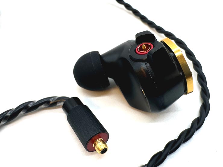 MADOO Typ622レビュー | 窓デザインのハウジングと包み込むような